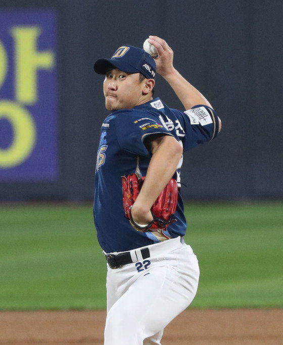 30일 오후 경기 수원시 장안구 KT위즈파크에서 열린 ‘2023 신한은행 SOL KBO 포스트시즌’ 플레이오프 1차전 KT 위즈와 NC 다이노스의 경기, 9회말 NC 교체투수 이용찬이 공을 던지고 있다. 2023.10.30/뉴스1