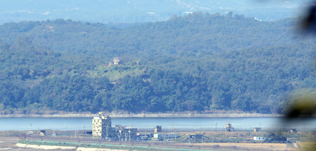 경기도 파주시 접경지역에 바라본 북한군 초소. 2023.10.9/뉴스1