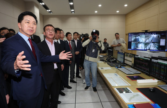 김기현 국민의힘 대표가 30일 경기 김포시 김포한강차량기지를 찾아 김포 골드라인 종합관제실을 둘러보고 있다. 2023.10.30. 뉴스1