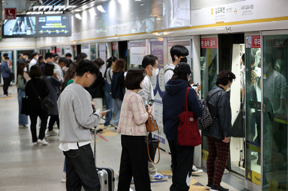 8일 오전 경기도 김포골드라인 걸포북변역에서 시민들이 김포공항역행 지하철에 탑승하고 있다. 경기도와 김포시는 김포골드라인 출퇴근 시간 혼잡 완화를 위해 대체 노선인 70번 버스를 이날부터 32회 추가 투입한다고 밝혔다. 2023.5.8. 뉴스1