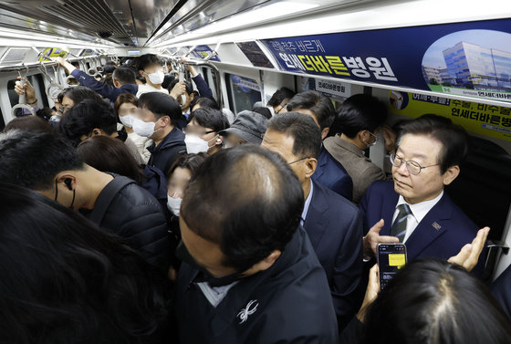 이재명 더불어민주당 대표가 25일 오전 경기도 김포시 김포도시철도(김포골드라인) 운양역에서 열차를 타고 승객 과밀 상황을 살피고 있다. 2023.4.25. 국회사진취재단