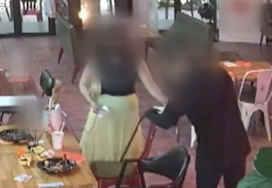 직원에게 머리카락이 올려진 휴지를 전달하는 A씨 어머니의 모습. (KBS 갈무리) ⓒ 뉴스1