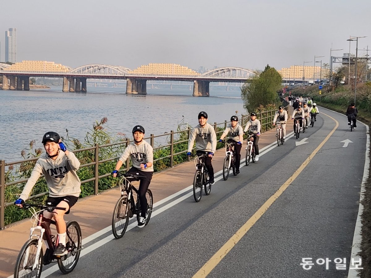 30일 한강에서  ‘2023 세상을 바꾸는 두바퀴 실천활동’(세바퀴) 행사에 참가한 서울 동작구 성남중 학생들이 자전거를 타고 있다. 이종승 기자 urisesang@donga.com