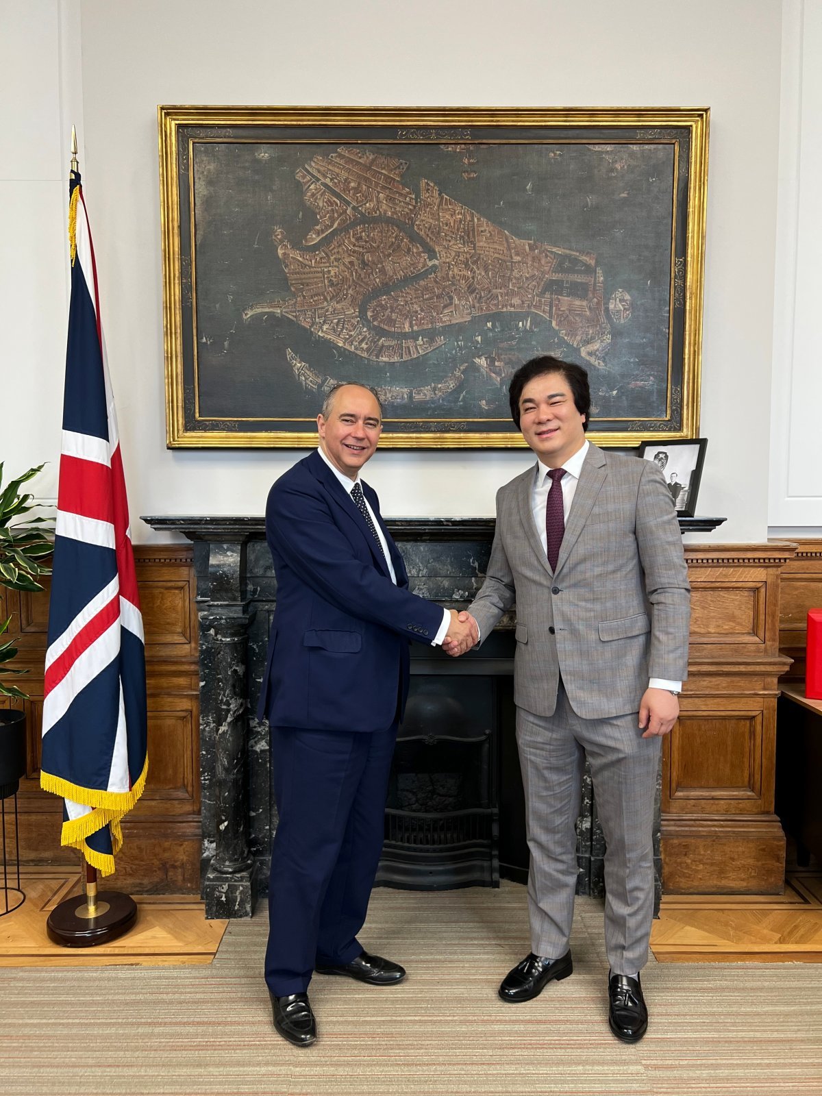 유웅환 한국벤처투자 대표(오른쪽)와 도미닉 존슨 영국 투자장관은 6월 영국 런던에서 만나 양국의 투자 협력 방안을 모색했다. 한국벤처투자 제공