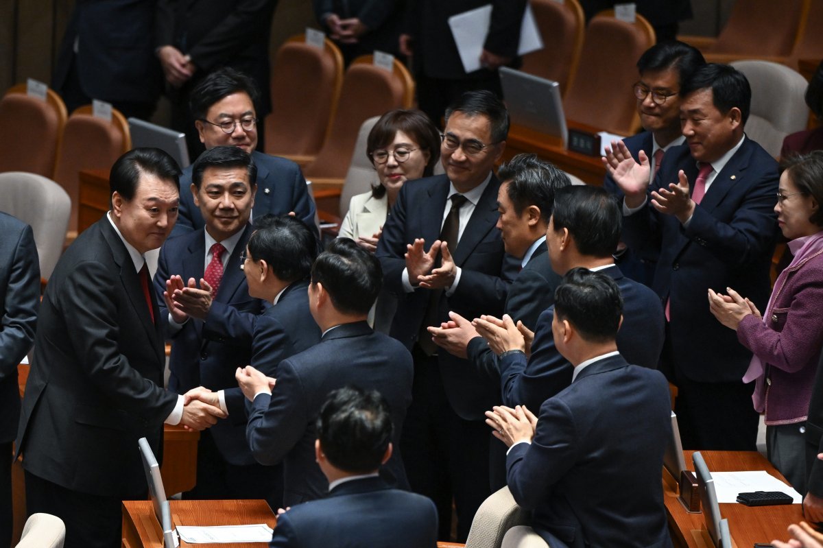 윤석열 대통령이 31일 국회 본회의장에서열린 2024년도 예산안 및 기금운용 계획안에 대한 시정연설을 마친 후 의원들과 인사하고 있다. 2023.10.31. 대통령실 제공