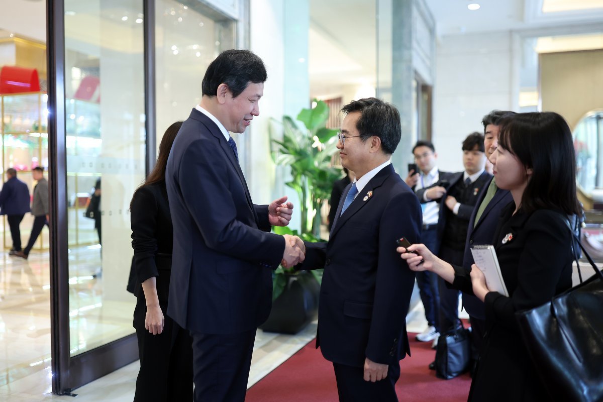 김동연 경기도지사가 31일 오전  중국 랴오닝성 선양시 샹그릴라호텔에서 진궈웨이 부성장을 만너 인사를 하고 있다. 경기도제공