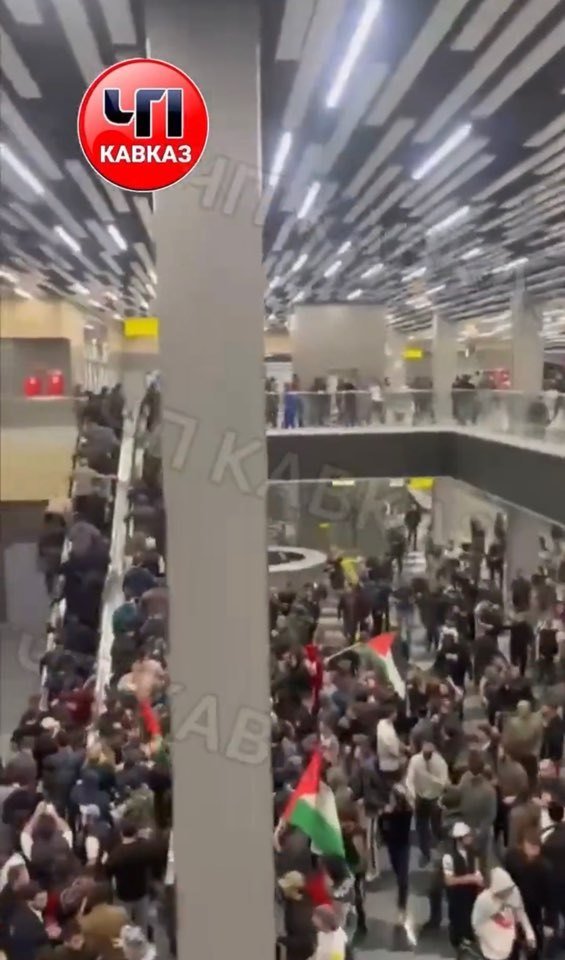 러시아 남부 다게스탄 마카흐칼라 공항에 반(反)이스라엘 시위대가 몰려들면서 활주로가 폐쇄됐다고 밝혔다. (X 갈무리).