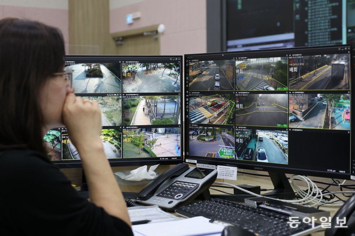 이달 12일 경기 오산시 스마트시티 통합운영센터에서 담당 직원이 CCTV 화면을 감시하고 있다. 오산=양회성 기자 yohan@donga.com