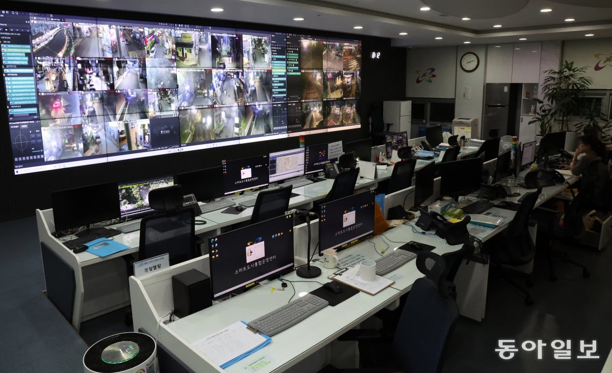 서울 한 자치구의 CCTV 관제센터. 최혁중 기자 sajinman@donga.com