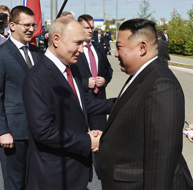 김정은 북한 국무위원장(오른쪽)과 블라디미르 푸틴 러시아 대통령이 9월 13일(현지 시간) 러시아 보스토치니 우주기지 앞에서 만나 악수하고 있다. 보스토치니=AP 뉴시스