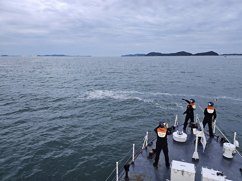 지난달 3일 해양경찰관들이 중국인 집단 밀입국 시도 사건이 발생한 충남 보령시 인근 해상을 수색하고 있다. 해양경찰청 제공