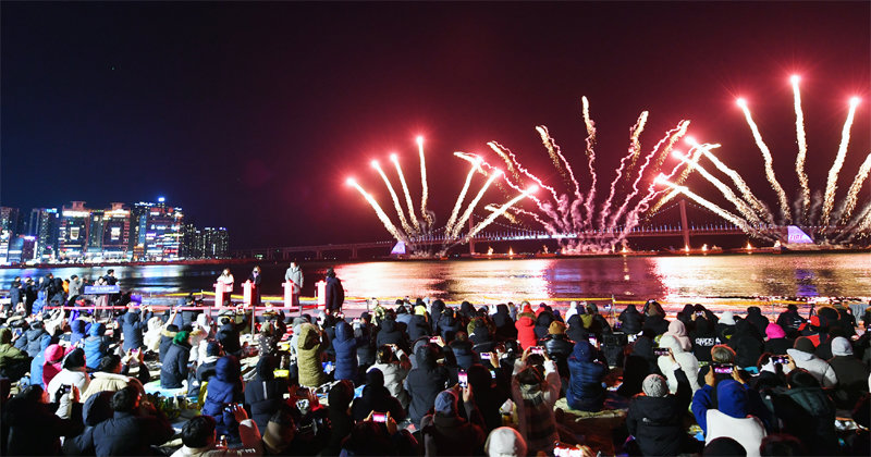 지난해 12월 17일 개최된 제17회 부산불꽃축제를 찾은 시민들이 즐거운 시간을 보내고 있다. 부산시 제공