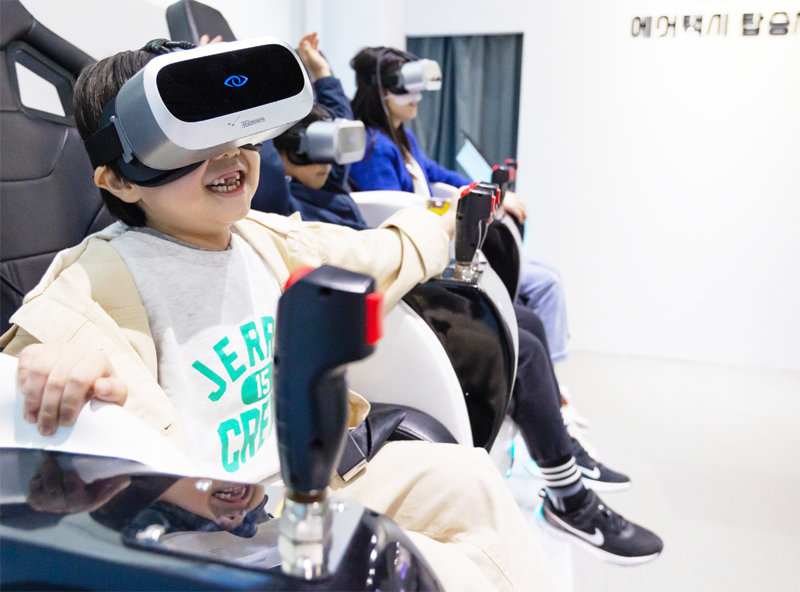 국립부산과학관을 찾은 아이들이 ‘미래 모빌리티 특별기획전’에 마련된 에어택시를 가상현실(VR) 기기로 체험하며 즐거운 시간을 보내고 있다.  국립부산과학관 제공