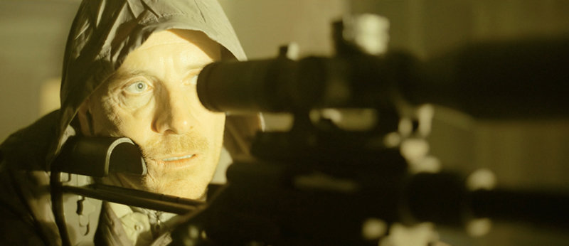 영화 ‘더 킬러’에서 킬러(마이클 패스벤더)가 타깃을 기다리는 장면. 넷플릭스 제공