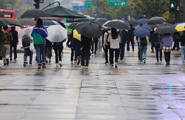 가을비가 내리는 19일 오전 서울 종로구 광화문네거리에서 우산을 쓴 시민들이 출근길 발걸음을 재촉하고 있다. 2023.10.19/뉴스1