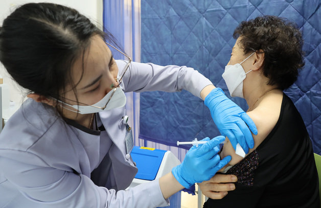 고위험군을 대상으로 코로나19 백신 무료접종이 시작된 19일 서울 강서구 부민병원을 찾은 어르신이 코로나19 백신을 접종 받고 있다. 고위험군이 아닌 12~64세 일반인은 11월 1일부터 전국 의료기관이나 보건소에서 무료로 접종 받을 수 있다. 2023.10.19/뉴스1 ⓒ News1