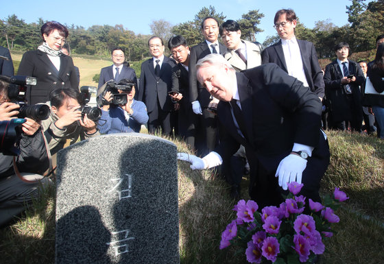 혁신위 첫 공식 일정을 가진 인요한 국민의힘 혁신위원장이 30일 오전 광주 북구 운정동 국립5·18민주묘지를 찾아 참배 후 묘비를 둘러보고 있다. 2023.10.30/뉴스1