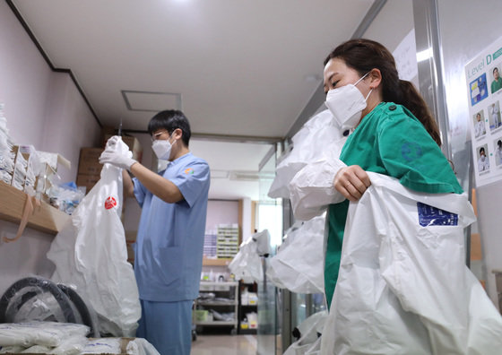 코로나19 팬데믹 당시 거점 전담병원인 경기도 평택시 박애병원에서 간호사들이 병동에 들어갈 준비를 하고 있는 모습. /뉴스1