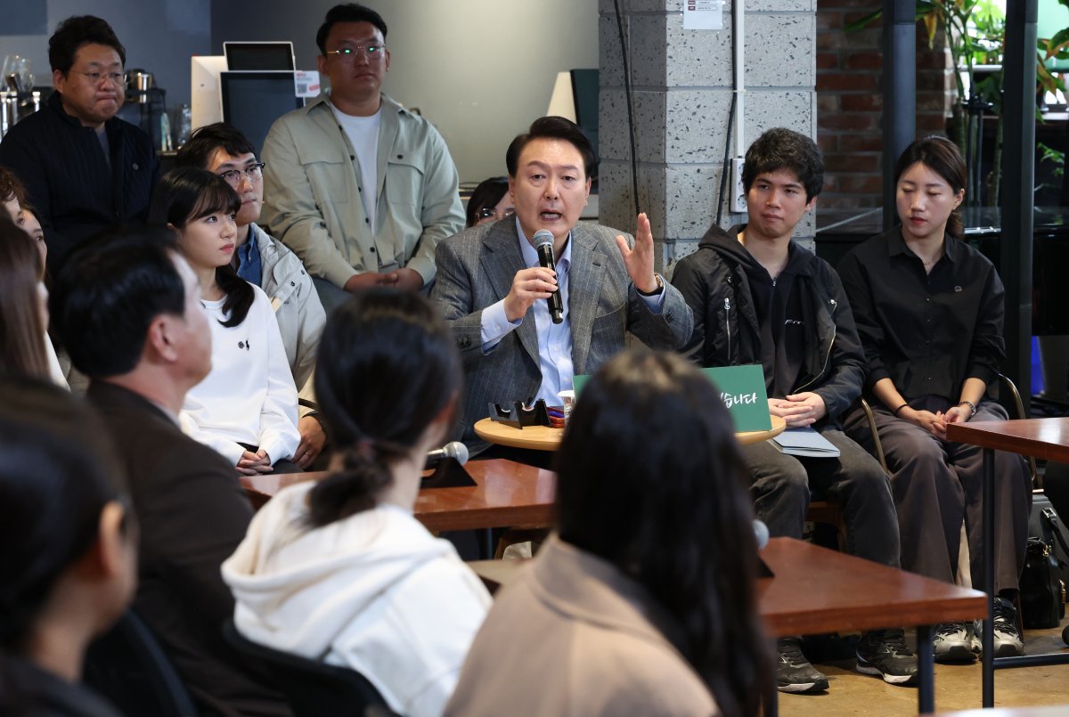 윤석열 대통령이 1일 서울 마포구 한 카페에서 열린 제21차 비상경제민생회의에서 발언하고 있다. 이날 회의에는 주부, 회사원, 소상공인 등 다양한 직업과 연령대의 국민 60여 명이 참석했다. 뉴시스