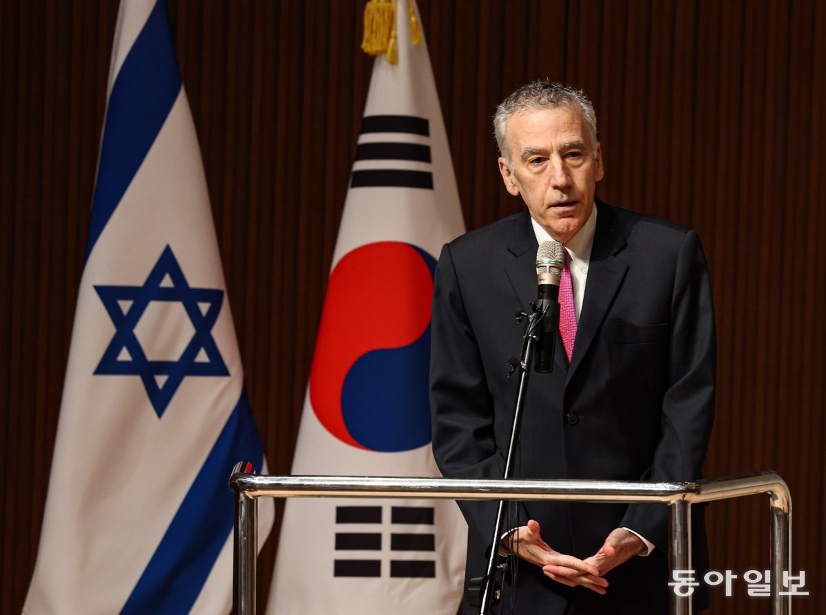 1일 서울 관악구 서울대 예술관 콘서트홀에서 필립 골드버그 주한미국대사가 연대 발언을 하고 있다. 이한결 기자 always@donga.com