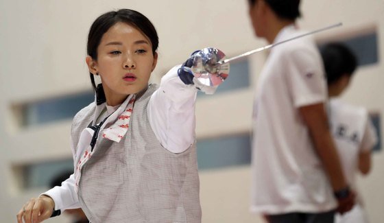 여자 펜싱 국가 대표팀 남현희가 17일 인도네시아 자카르타 GBK 아레나에서 훈련을 하고 있다. 2018.8.17/뉴스1