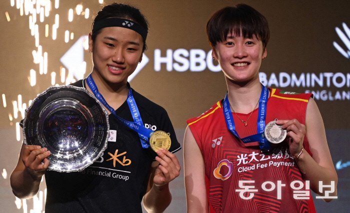 항저우 아시안게임 여자 배드민턴 단식에서 우승한 안세영 선수(왼쪽)와 은메달을 딴 중국 천위페이 선수. 동아일보DB