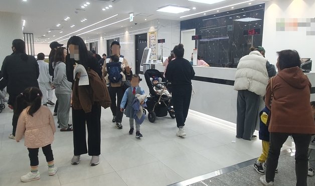 1일 오전 대전 동구의 한 소아청소년과 병원 접수처에 사람들이 몰려있다. 2023.11.1 뉴스1