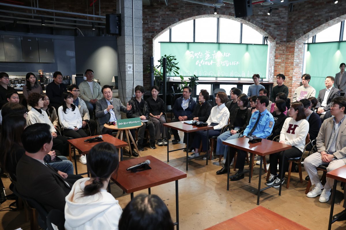 윤석열 대통령이 1일 서울 마포구의 한 카페에서 열린 제21차 비상경제민생회의에서 발언하고 있다.2023.11.1. 대통령실 제공