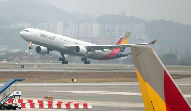 1일 오후 서울 강서구 김포공항 활주로에서 아시아나 여객기가 이륙하고 있다. 2023,11.1 뉴스1