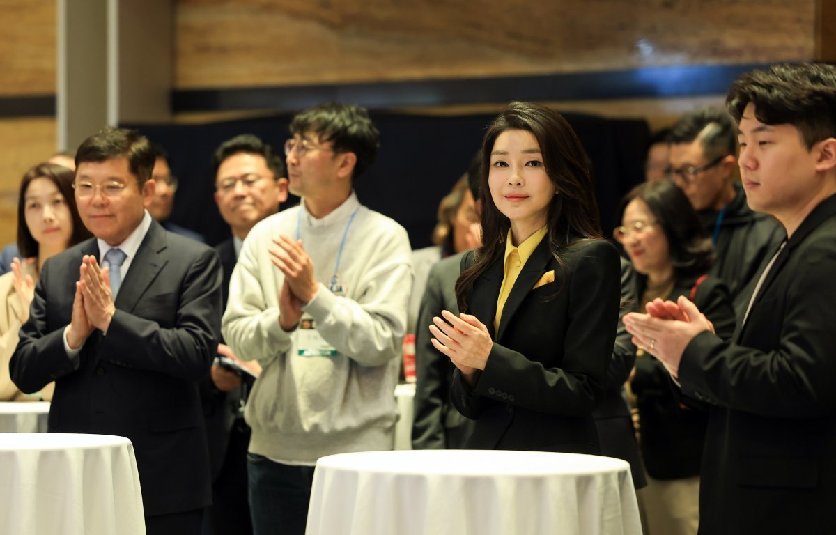 김건희 여사가 1일 서울 강남구 코엑스에서 열린 ‘디자인코리아 2023’ 개막식에 참석해 박수를 치고 있다. 대통령실 제공