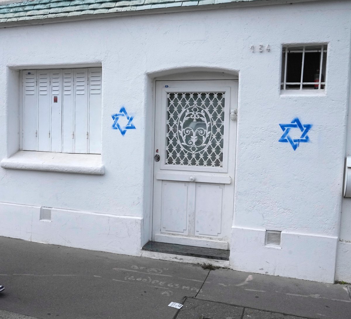 지난달 31일 프랑스 파리의 한 건물 벽에 유대인 거주지를 지목하는 ‘다윗의 별’이 그려져 있다. 파리=AP 뉴시스