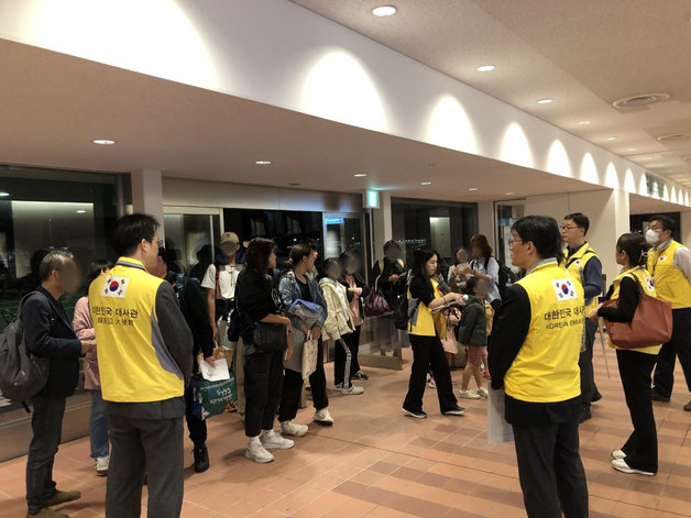 21일 주일 한국대사관 관계자들이 도쿄 하네다 공항에서 일본 수송기를 이용해 이스라엘을 빠져나온 한국인들을 맞이하고 있다. 외교부 제공
