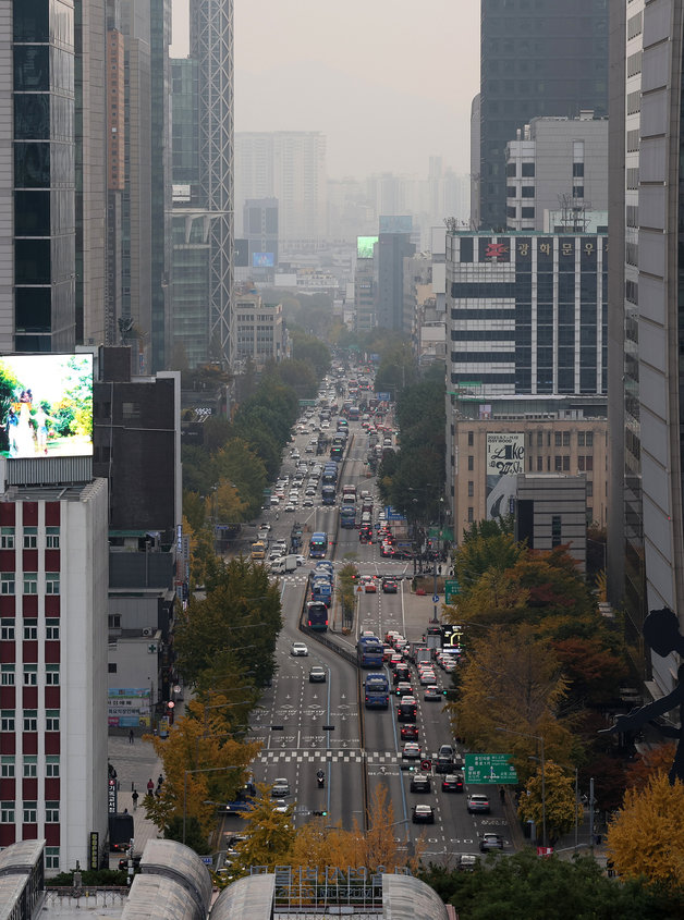 기상청이 대기 정체와 중국발 스모그 유입으로 수도권 미세먼지 농도가 다소 높을 것으로 예상한 2일 오전 서울 도심이 뿌옇게 보이고 있다. 2023.11.2/뉴스1