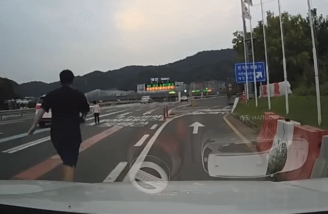 A 씨가 고속도로에서 뛰어다니고 있는 남자아이를 구하러 달려가고 있다. 유튜브 채널 ‘한문철TV’