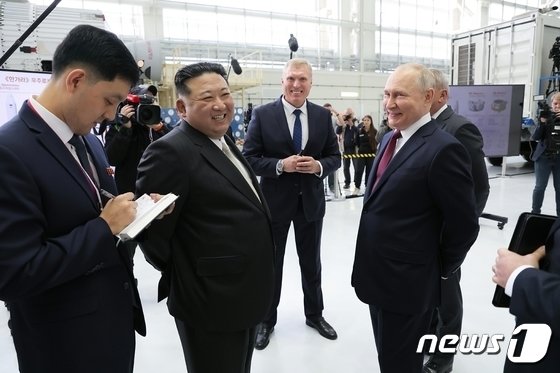 김정은 북한 노동당 총비서(왼쪽에서 두 번째)와 블라디미르 푸틴 러시아 대통령. (평양 노동신문=뉴스1)