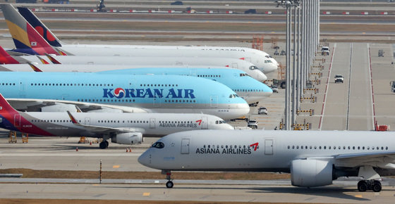 아시아나항공의 화물사업 매각안이 가결된 2일 인천국제공항 전망대에서 바라본 계류장에 아시아나항공 항공기가 이동하고 있다. 2023.11.2/뉴스1 ⓒ News1