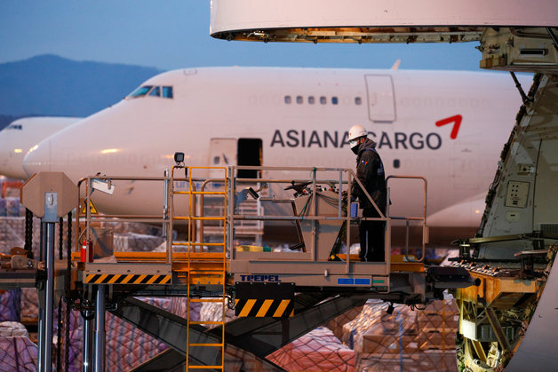 인천국제공항 아시아나항공 화물터미널에서 14일 관계자가 화물을 옮기고 있다. 2021.12.19/뉴스1