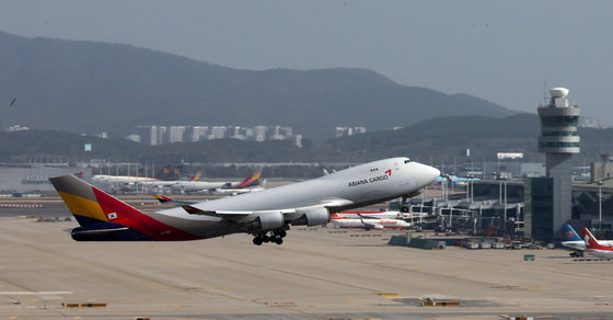 아시아나항공의 화물사업 매각안이 가결된 2일 인천국제공항 전망대에서 바라본 계류장에 아시아나항공 항공기가 이륙하고 있다.  2023.11.2/뉴스1
