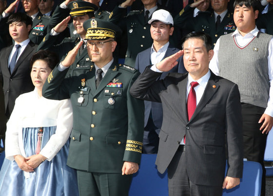 신원식 국방부 장관(오른쪽)과 박안수 육군참모총장. 2023.10.31/뉴스1