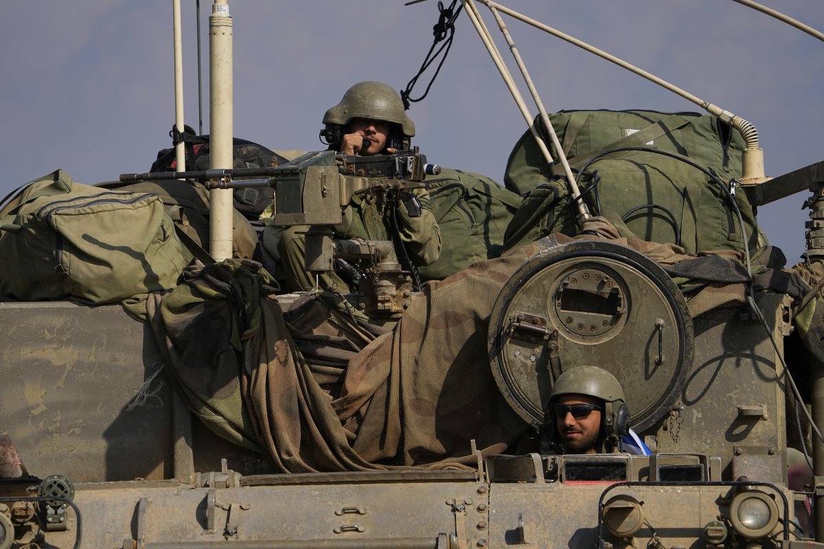 1일(현지시각) 이스라엘 군인들이 전차에 올라 가자지구로 이동하고 있다. 이스라엘 지상군이 최근 며칠 동안 가자지구에서 하마스 시설 300여 곳을 타격하는 등 강도 높은 작전을 수행하고 있다. 2023.11.02. [가자지구=AP/뉴시스]