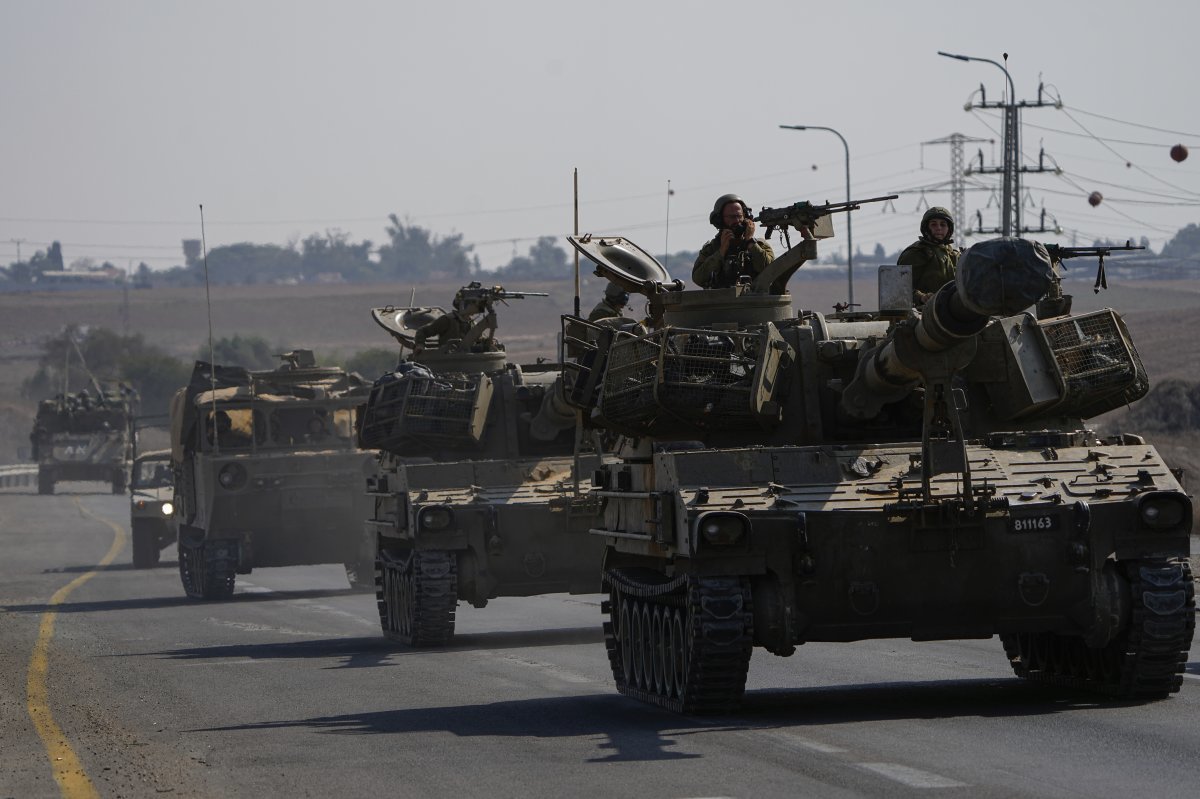 1일(현지시각) 이스라엘 전차와 장갑차들이 가자지구로 이동하고 있다. 이스라엘 지상군이 최근 며칠 동안 가자지구에서 하마스 시설 300여 곳을 타격하는 등 강도 높은 작전을 수행하고 있다. 2023.11.02.[가자지구=AP/뉴시스]