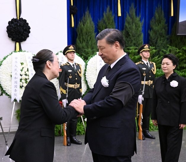 시진핑 중국 주석은 2일 오전 베이징 바바오산 혁명열사묘지에서 열린 리커창 전 중국 총리의 영결식에 참석해 리 전 총리의 부인인 청훙 여사를 위로하고 있다. 사진은 신화통신 갈무리.