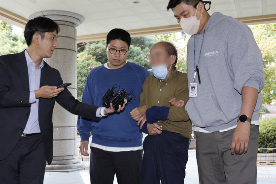 대통령실 정문 앞에서 흉기를 휘둘러 경찰관 2명을 다치게 한 70대 남성이 2일 오전 서울 마포구 서부지방법원에서 특수공무집행방해치상 혐의로 구속 전 피의자 심문(영장실질심사)에 출석하고 있다. 2023.11.2/뉴스1