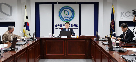 류희림 신임 방송통신심의위원장 겸 방송소위원장이 지난 9월12일 서울 양천구 방송통신심의위원회 대회의실에서 열린 제32차 방송심의소위원회 회의를 주재하고 있다. 2023.9.12/뉴스1