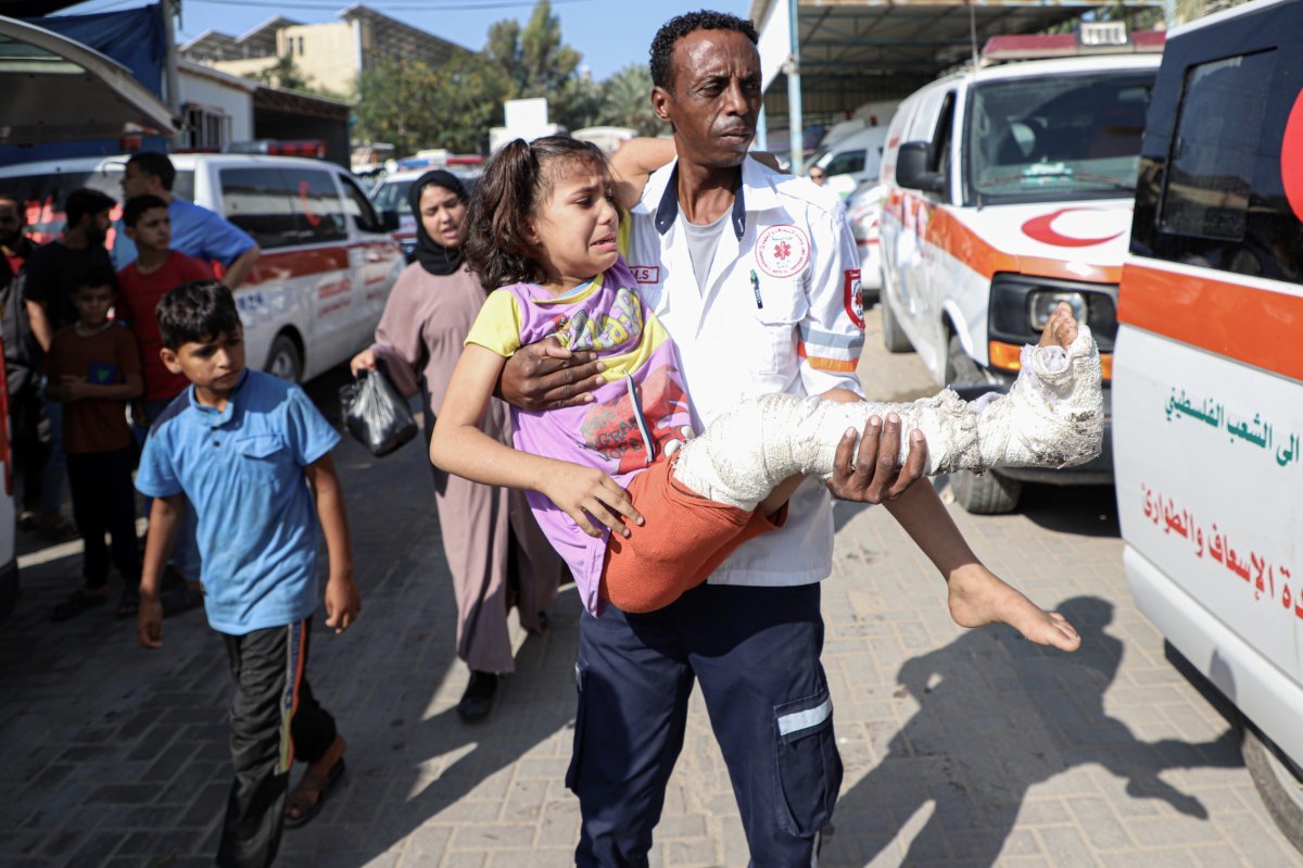 이스라엘의 가자지구 폭격으로 부상을 입은 팔레스타인 어린이가 1일(현지시간) 이집트로 건너가는 라파 국경에 도착해 구급차로 이송되고 있다. 2023.11.02. 라파=신화/뉴시스