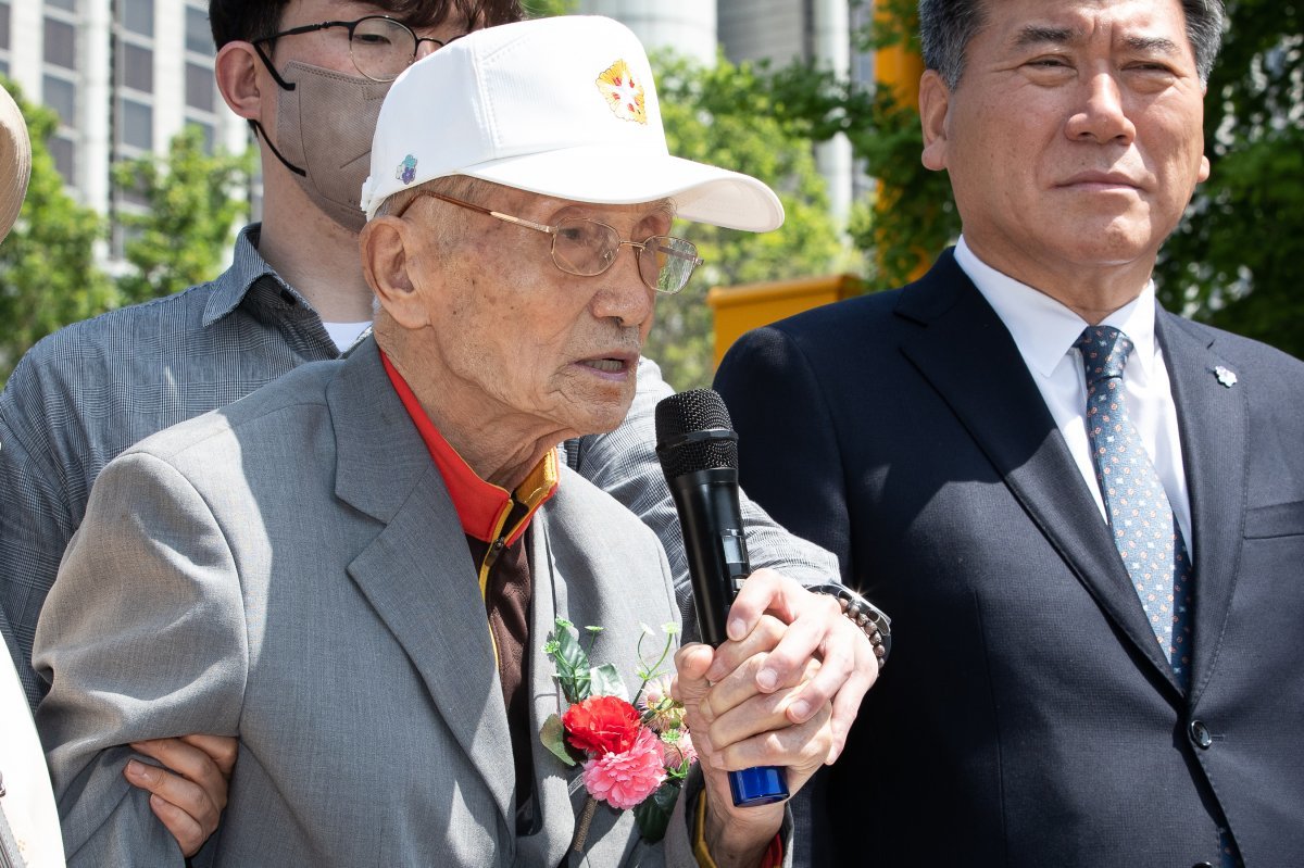 한국전쟁 때 북한에 억류됐다가 탈북한 국군포로 김성태 씨가 8일 서울 서초구 중앙지법 앞에서 기자회견을 열고 북한 상대 손해배상 2차 소송 승소 소감을 밝히고 있다. 2023.5.8/뉴스1