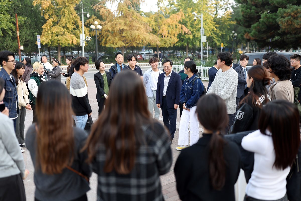김동연 경기도지사가 2일 중국 칭화대 인근에서 한국 유학생들과 대화를 나누고 있다. 경기도 제공