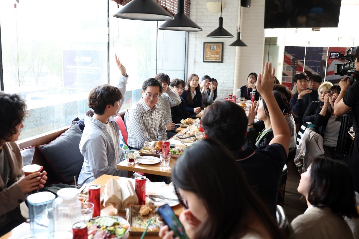김동연 경기도지사가 2일 중국 칭화대 인근 식당에서 한국 유학생들의 질문을 받고 있다. 경기도 제공
