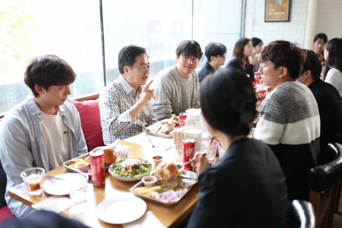 김동연 경기도지사가 2일 중국 칭화대 인근 식당에서 한국 유학생들의 질문에 답하고 있다. 경기도 제공
