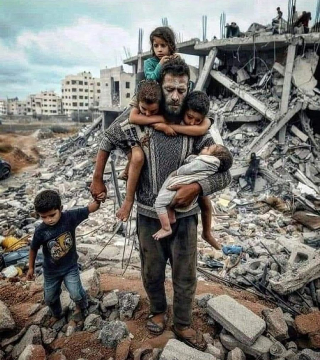 팔레스타인 가자지구 주민이 다섯 아이를 데리고 이스라엘군 공습으로 무너진 건물 잔해 속을 걸어나오고 있다. 인공지능(AI)에 의해 조작된 사진으로 드러났다. 소셜미디어 ‘X’(옛 트위터) 캡처